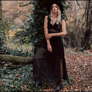 NWT Zara lace maxi dress. Blogger’s favorite!! 🖤